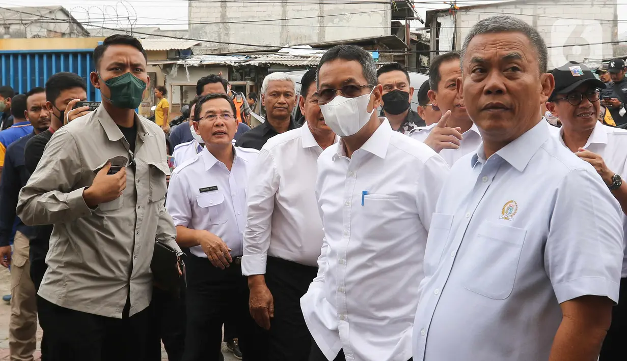 Pejabat (Pj) Gubernur DKI Jakarta Heru Budi Hartono (kedua kanan) bersama Ketua DPRD DKI Jakarta Prasetyo Edi Marsudi (kanan) meninjau Rumah Pompa Waduk Pluit di kawasan Penjaringan, Jakarta Utara, Rabu (19/10/2022). Tinjauan ini bertujuan untuk melihat kondisi rumah pompa dalam mengantisipasi untuk menghadapi musim penghujan tahun ini. (Liputan6.com/Herman Zakharia)