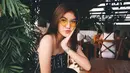 Berlibur ke Bali, Adrina tampil kece dengan kacamata kuning yang Instagramable. (Liputan6.com/IG/@adrinaaputri)