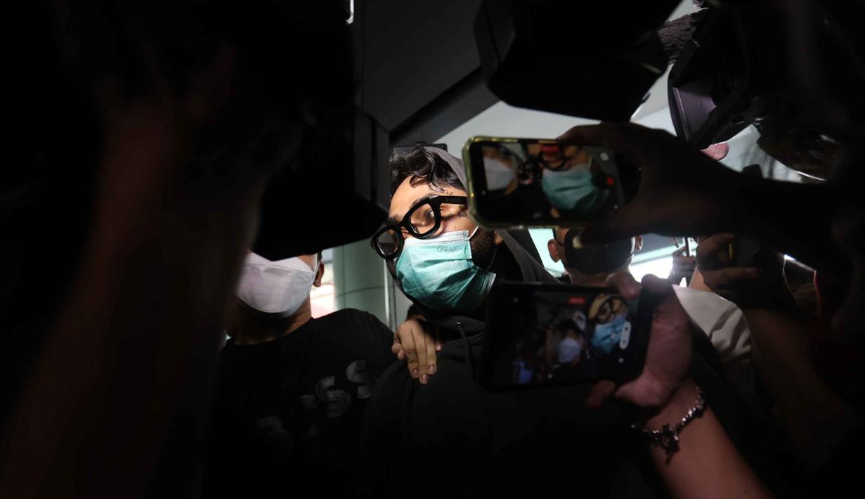 Musisi sekaligus aktor, Onadio Leonardo atau akrab disapa Onad, saat tiba di Polres Jakarta Barat pada Senin (3/11/2025). Dari hasil pemeriksaan, polisi mengungkap Onad positif mengonsumsi narkoba jenis ganja dan ekstasi. (Kapanlagi.com/Budy Santoso)