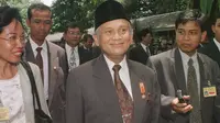 BJ Habibie yang menjabat sebagai Menteri Negara Riset dan Teknologi (Menristek) menghindari pertanyaan awak media selama upacara perpisahan kabinet di Istana Merdeka, Jakarta, 1 Maret 1998. (AP Photo/Muchtar Zakaria)