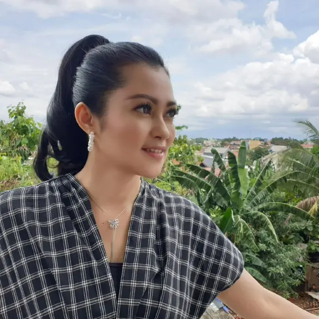 6 Pesona Ratu Dewi Imasy yang Awet Muda Bak ABG