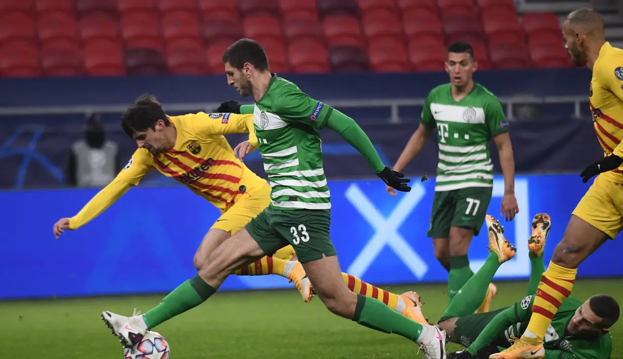 Gelandang Barcelona, Miralem Pjanic (kiri) dan bek Ferencvaros, Lasha Dvalivie bersaing memperebutkan bola pada matchday kelima Grup G Liga Champions di Puskas Arena, Kamis (3/12/2020) dinihari WIB. Barcelona berhasil meraih kemenangan 3-0 di kandang Ferencvaros. (Attila KISBENEDEK / AFP)