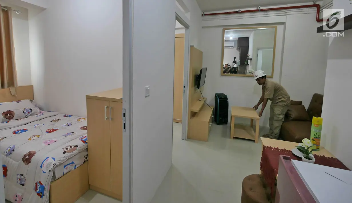 Petugas merapikan meja di Rusunami Klapa Village, Jakarta, Minggu (28/7/2019). Proses pembangunan Rusunami Klapa Village sudah mencapai 90 persen dan rencananya akan diresmikan pada pertengah bulan Agustus oleh Gubernur DKI Jakarta Anies Baswedan. (Liputan6.com/Herman Zakharia)