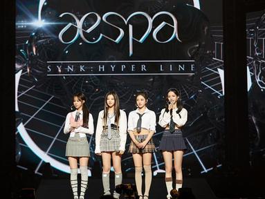 Aespa akhirnya berhasil menggelar konser perdananya sejak debut pada 2020 lalu. Konser tersebut bahkan terisi oleh sekitar 10 ribu penonton. (Liputan6.com/IG/@smtown)