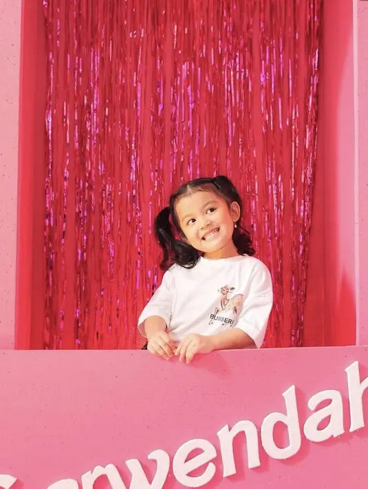 Bonus, Thania Putri Onsu terlihat menggemaskan mengenakan kaos putih saat berfoto di box Barbie bertuliskan Sarwendah. @thaniaputrionsu.