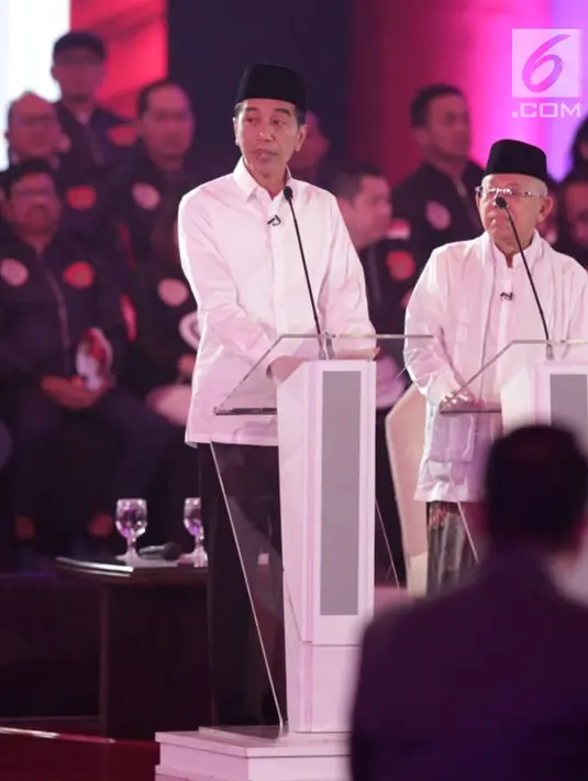 Capres-cawapres nomor urut 01 Joko Widodo atau Jokowi (kiri) dan Ma'ruf Amin saat memaparkan visi misi dalam debat Pilpres 2019, Jakarta, Kamis (17/1). (Liputan6.com/Faizal Fanani)