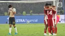 Pemain Timnas Indonesia berpelukan usai mengalahkan China pada lanjutan putaran ketiga kualifikasi Piala Dunia 2026 zona Asia grup C di Stadion Utama Gelora Bung Karno, Jakarta, Kamis (5/6/2025). (Liputan6.com/Angga Yuniar)