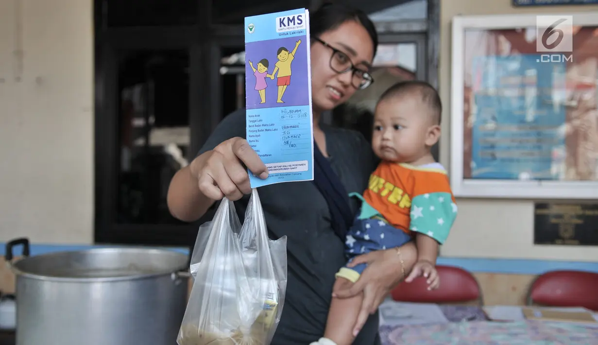 Seorang ibu menunjukkan makanan tambahan yang didapat usai mengikuti pemeriksaan rutin kesehatan bayi di Posyandu Ria Balita, Cipinang, Jakarta, Selasa (16/7/2019). Presiden Joko Widodo fokus pada kesehatan ibu hamil dan anak. (merdeka.com/Iqbal Nugroho)