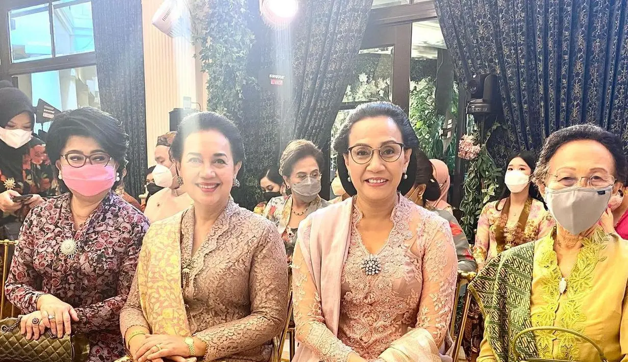 Hadir sejak acara siraman, Sri Mulyani tampil ayu dengan busana kebaya. Ia mengenakan kebaya berwarna pink muda yang dipadukan dengan kain batik yang diwiru berwarna cokelat tua dan selendang berwarna rose gold. Rambutnya pun disanggul tradisional (instagram/@smindrawati)