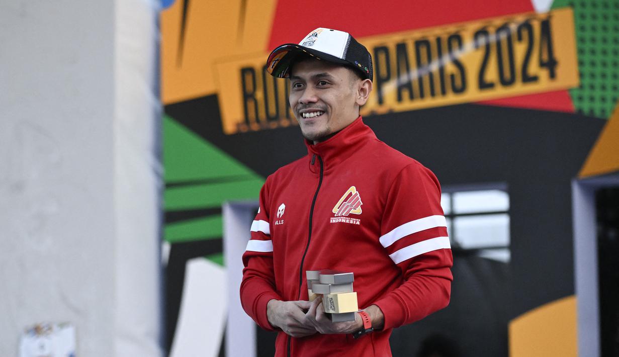Ekspresi bahagia atlet panjat tebing Indonesia, Veddriq Leonardo setelah menjuarai ajang Kualifikasi Olimpiade 2024 panjat tebing nomor speed di Shanghai, China, Sabtu (18/05/2024) waktu setempat. (AFP/Wang Zhao)