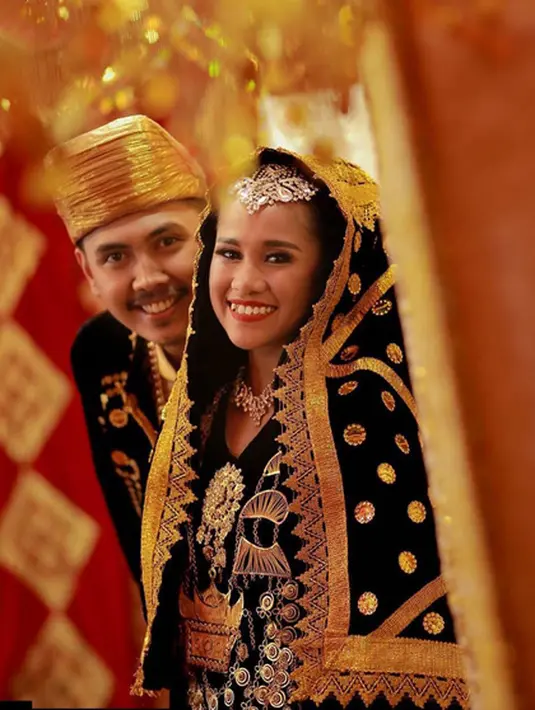 Dalam sidang perdana, pemeran dalam sitkom Okjek itu hadir sekitar pukul 09.00 WIB. Pemeran sinetron Operation Wedding The Series (2015) itu hadir didampingi kuasa hukumnya. (Instagram/cqawaode)