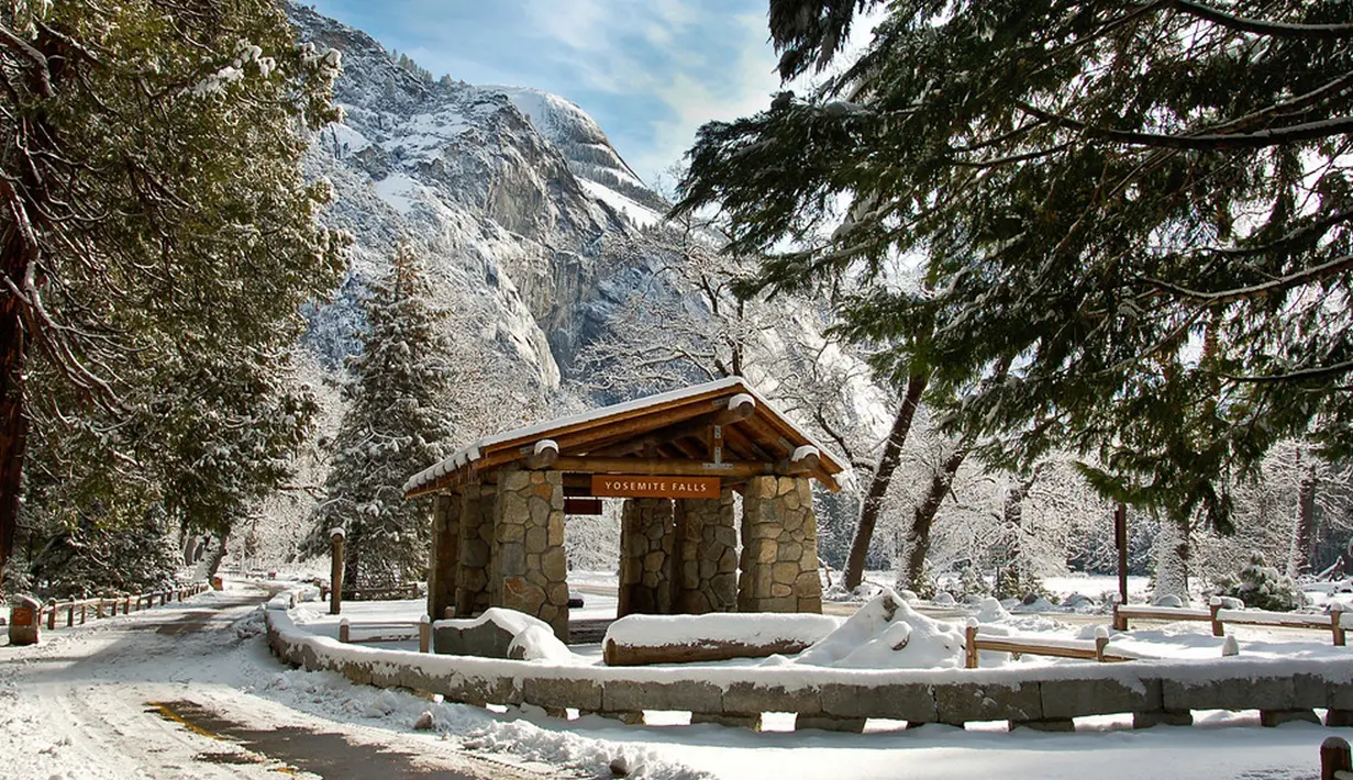 Halte dengan nama Yosemite Falls dirancang oleh arsitek lanskap Lawrence Halprin yang terbuat dari batu terletak di Kanada ini memiliki keunikan dengan pemandagan pegunungan disekitarnya. (www.mesto.ru) 