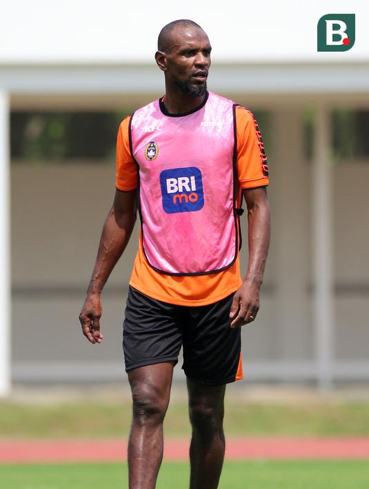 <p>Legenda sepak bola Prancis, Eric Abidal bermain pada acara puncak BRImo Future Garuda yang bertajuk FOURFEO Mini Tournament di Stadion Madya, Jakarta, Kamis (01/06/2023). (Bola.com/Bagaskara Lazuardi)</p>