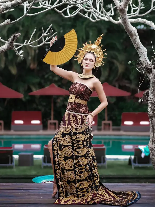 7 Potret Luna Maya Pakai Baju Adat Bali, Menawan