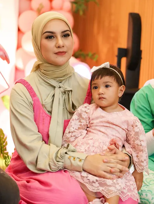 Baby Amala anak kedua Irish Bella dan Ammar Zoni lahir pada 23 Agustus 2022 lalu. Kini, Baby Amala genap satu tahun dan makin cantik menggemaskan. [Instagram/_irishbella_]