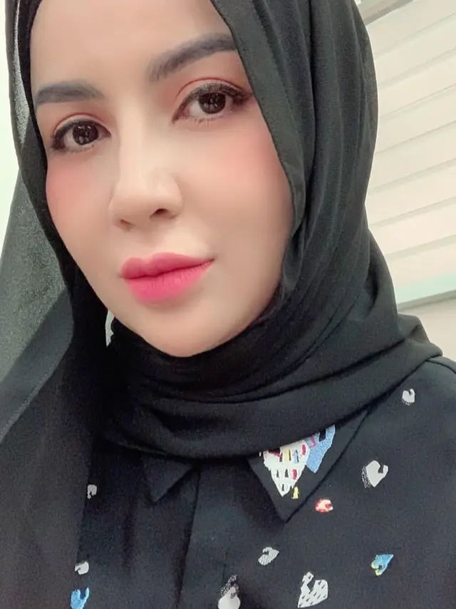 Potret Artis Five Vi Rachmawati Mengenakan Hijab