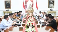 Presiden Joko Widodo memimpin rapat terbatas bersama jajarannya di Istana Merdeka, Jakarta, pada Kamis, 5 Oktober 2023 untuk membahas soal proyek strategis nasional (PSN). (Dok. Biro Pers, Media, dan Informasi Sekretariat Presiden)