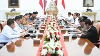 Presiden Joko Widodo memimpin rapat terbatas bersama jajarannya di Istana Merdeka, Jakarta, pada Kamis, 5 Oktober 2023 untuk membahas soal proyek strategis nasional (PSN). (Dok. Biro Pers, Media, dan Informasi Sekretariat Presiden)