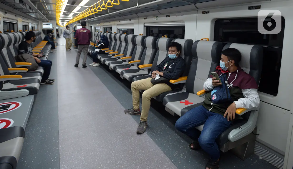 Penumpang Kereta Bandara Premium menanti keberangkatan di Stasiun Manggarai, Jakarta, Sabtu (3/4/2021). Harga tiket Kereta Bandara Premium lebih murah dari kelas eksekutif yang dipatok Rp 70 ribu. (merdeka.com/Imam Buhori)