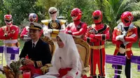 Pasukan Power Ranger tampak menjaga pernikahan kedua mempelai ini.