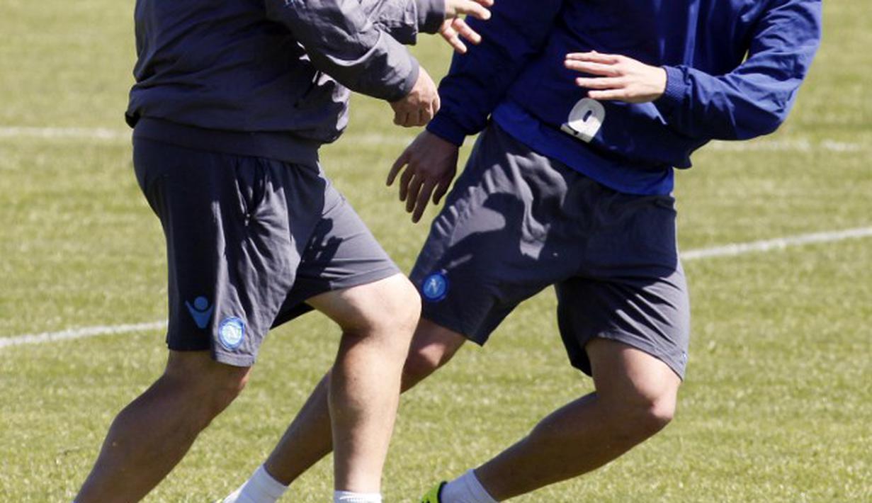Pemain Napoli, Gonzalo Higuan melalukan latihan terakhir jelang pertandingan melawan Wolfsburg di perempat final leg ke-2 European League, Kamis (23/04/2015). (AFP)