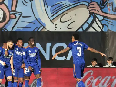 Real Madrid berhasil memetik tiga poin saat berkunjung ke markas Celta Vigo pada jornada ke-30 La Liga 2021-2022, Sabtu (2/4/2022). (AP/Lalo R. Villar)