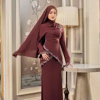 Fuji tampil memukau dalam balutan baju kurung dengan detail slim fit yang mempertegas siluet tubuh dengan anggun. Padukan dengan hijab pashmina warna senada untuk menciptakan tampilan clean dan elegan. [@hijabista.hub].