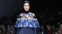 Gaun glamor untuk perempuan berhijab koleksi Anggia Handmade di JFW 2019. (Nurwahyunan/Fimela.com)