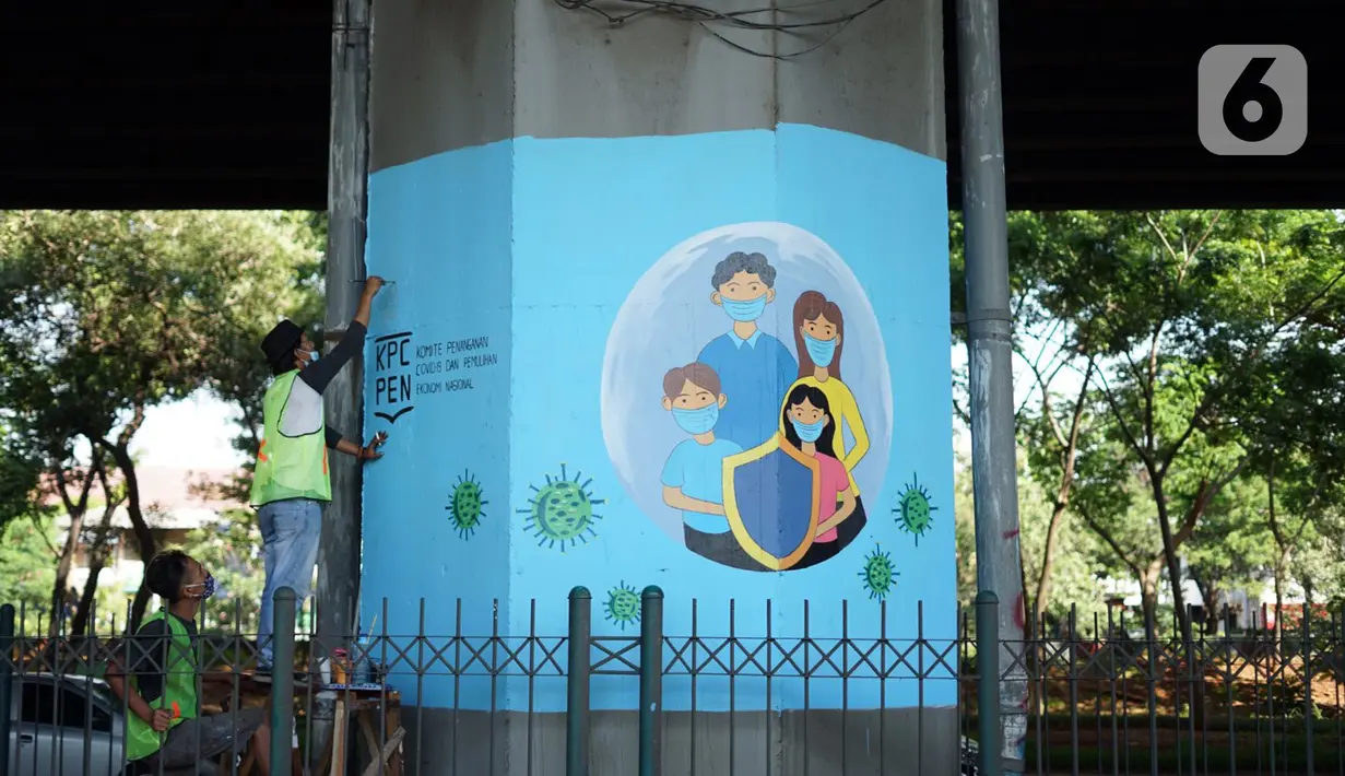 Pekerja seni membuat mural bertema Covid-19 pada pilar Jalan Tol Ir. Wiyoto Wiyono di kawasan Cempaka Putih, Jakarta, Rabu (2/12/2020). Mural tersebut juga bertujuan mengingatkan masyarakat akan bahaya Covid-19 yang masih terjadi hingga saat ini.  (Liputan6.com/Immanuel Antonius)