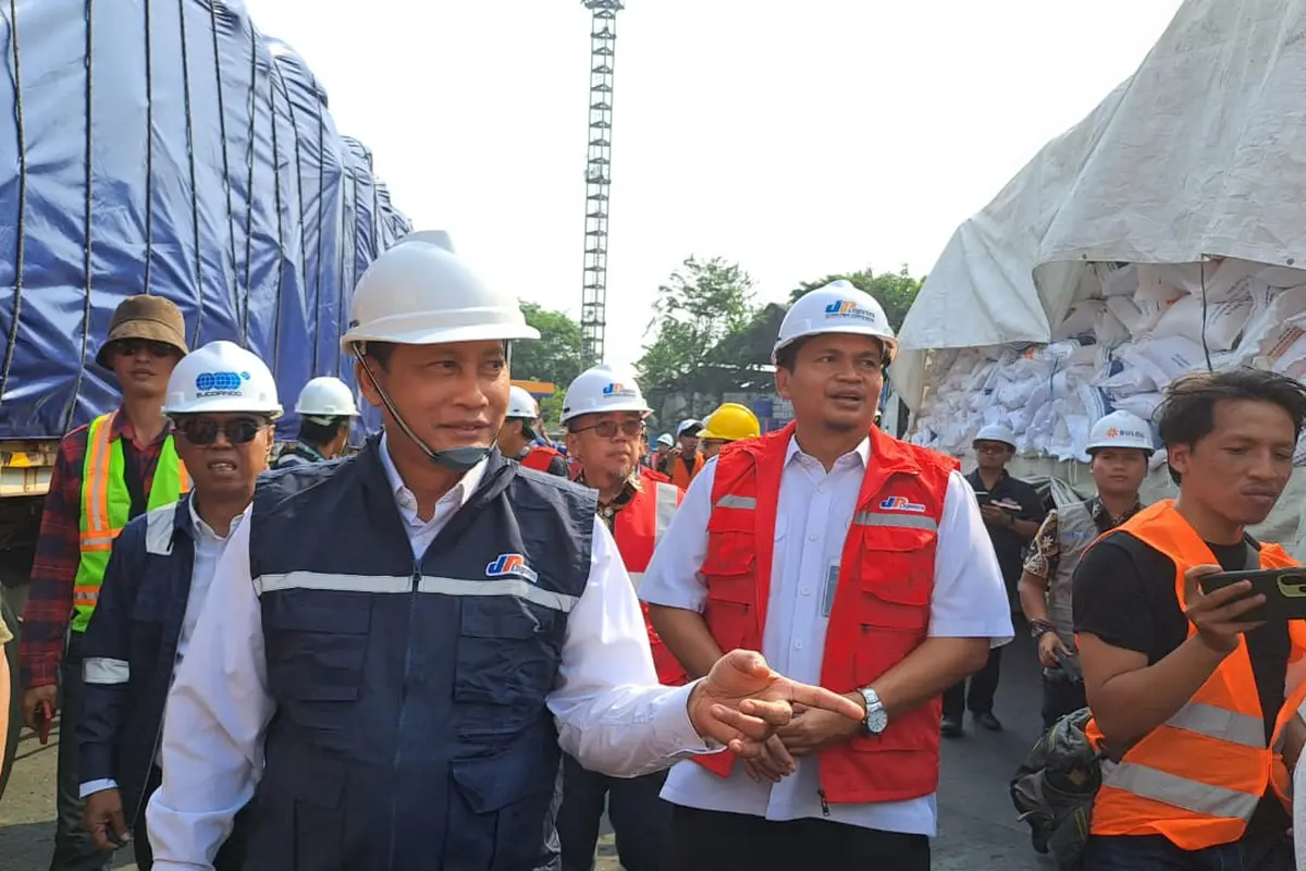 Direktur Utama Perum BULOG Budi Waseso dalam proses pembongkaran kapal beras impor yang baru sandar di Pelabuhan Tanjung Priok, Jakarta Utara pada kamis (12/10/2023). (Ayu/Merdeka.com)