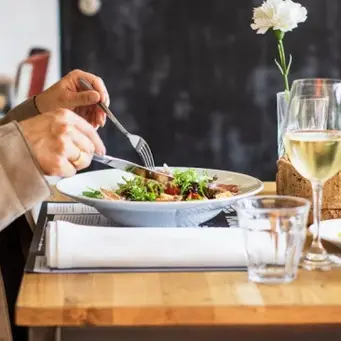 Ilustrasi Makan (Photo by Louis Hansel on Unsplash)