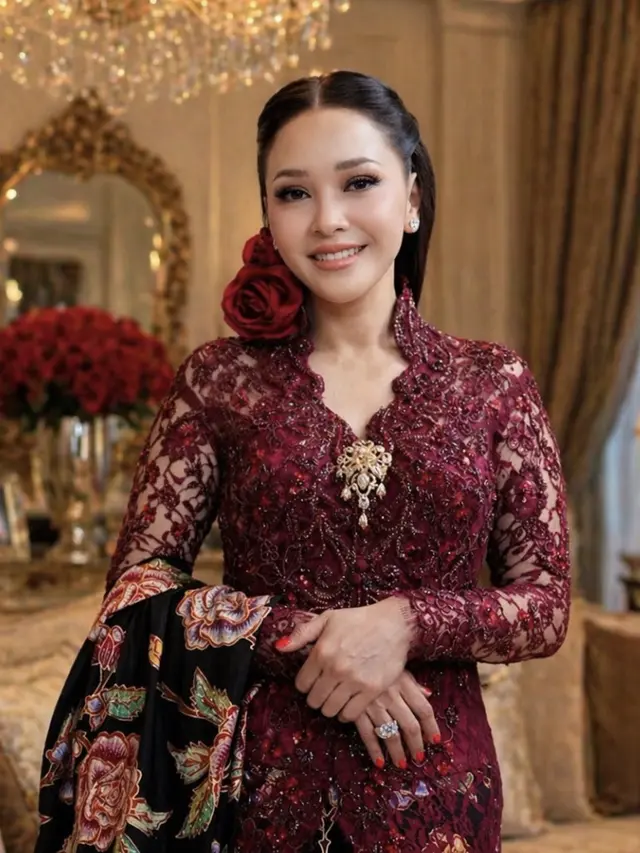 Potret Detail Kebaya Merah Maia Estianty Saat Hari Kartini