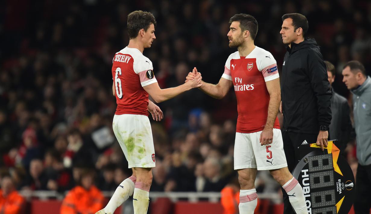 Koscielny saat digantikan Sokratis Papastathopoulus pada leg 2, babak 16 besar Liga Europa yang berlangsung di stadion Emirates, London, Jumat (22/2). Arsenal menang 3-0 atas Bate Borisov. (AFP/Glyn Kirk)