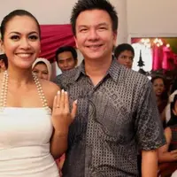 Pernikahan tiga tahun Denada dan Jerry Aurum berada di ujung tanduk. Gugatan cerai sudah didaftarkan Denada di PA Jakarta Selatan. Apa sebenarnya yang terjadi dengan pernikahan Denada dan Jerry?