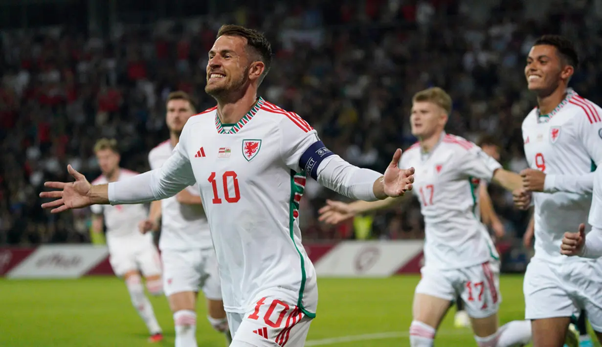Pemain Wales Aaron Ramsey melakukan selebrasi usai mencetak gol ke gawang Latvia pada pertandingan sepak bola Grup D Kualifikasi Euro 2024 di Stadion Skonto, Riga, Latvia, Senin (11/9/2023). Wales menang 2-0. (AP Photo/Roman Koksarov)