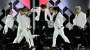Penampilan BTS saat membuka konser Jingle Ball 2019 KIIS-FM di The Forum, Inglewood, California, Amerika Serikat, Jumat (6/12/2019). Jingle Ball 2019 dimeriahkan sejumlah penyanyi papan atas dunia. (AP Photo/Chris Pizzello)