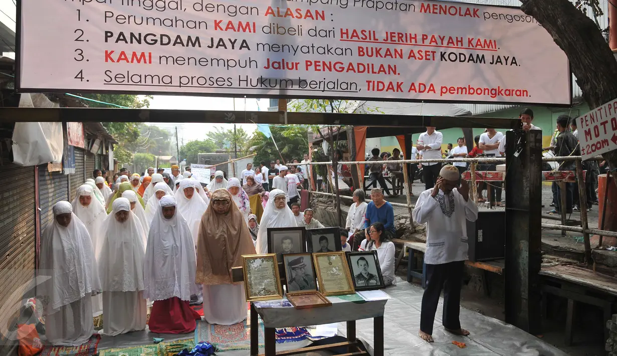 Warga melakukan penutupan akses menuju kompleks militer perumahan Zeni, Mampang, Jakarta, dengan menggelar doa bersama, Senin (26/10). Kodam Jaya berencana mengosongkan 71 rumah yang dihuni purnawirawan TNI AD. (Liputan6.com/Gempur M Surya)
