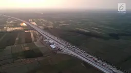 Foto udara antrean kendaraan pemudik di jalur tol fungsional GT Kertasari, Tegal, Minggu (10/6). Memasuki H-5 lebaran GT Kertasari mulai dipadati kendaraan pemudik dari arah Jakarta. (Liputan6.com/Arya Manggala)