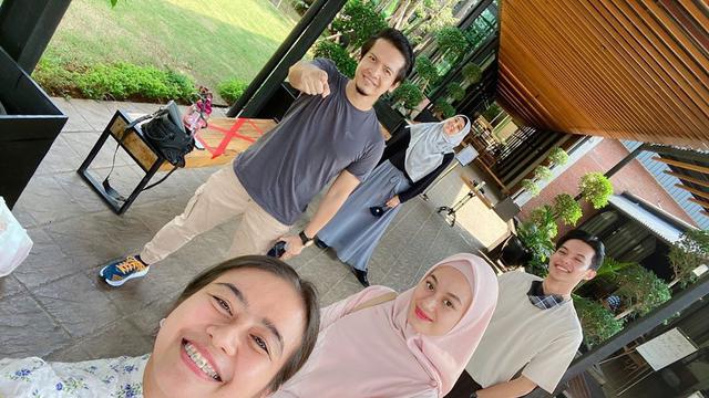 Main Film Bareng, Ini 6 Potret Dinda Hauw dan Dhini Aminarti Bersama Suami