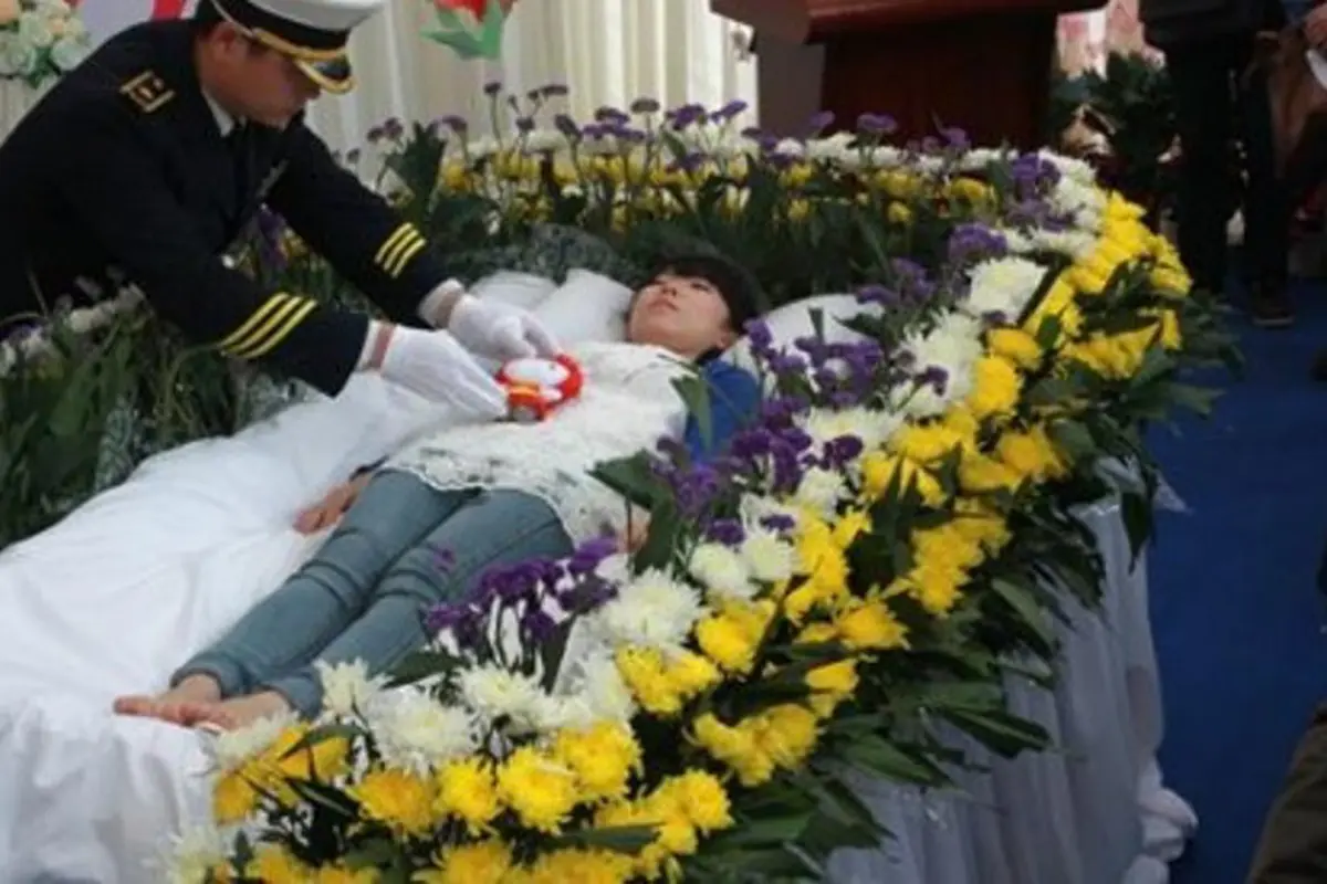 Ingin Tahu Rasanya Mati, Gadis Ini Gelar Upacara Kematian Sendiri