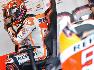 Pebalap Repsol Honda, Marc Marquez memasang helm sebelum melakukan tes bebas balapan San Marino Moto GP Grand Prix di Marco Simoncelli Circuit, Misano (9/9/2017). (AFP/Andreas Solaro)