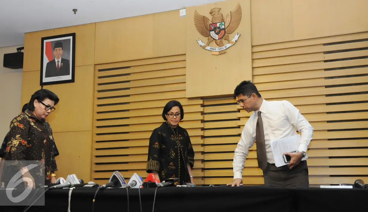 KPK dan Menteri Keuangan bersiap menggelar konferensi pers terkait OTT Ditjen Pajak, Jakarta, Selasa (22/11). KPK mengamankan uang 148,500,000 Dolar Amerika atau senilai 1,9 milyar dalam OTT tersebut. (Liputan6.com/Helmi Afandi)