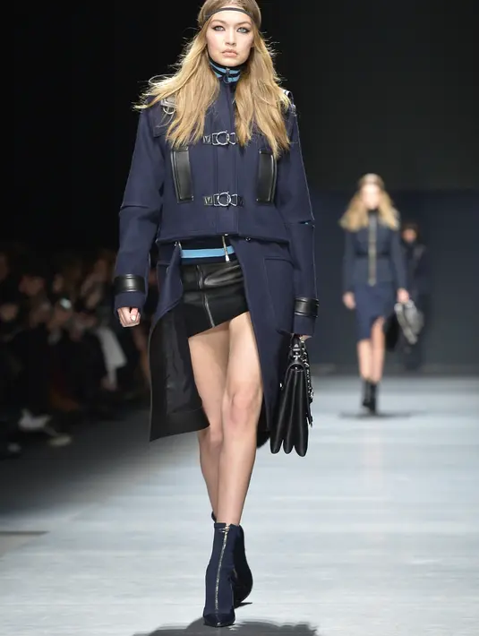 Balutan busana musim dingin terlihat sangat sempurna saat Gigi Hadid gunakan. (AFP/Bintang.com)