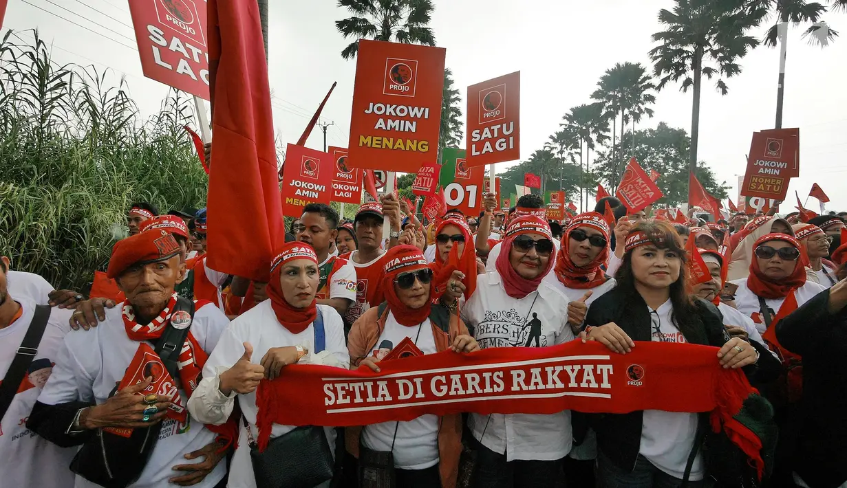 Pendukung calon presiden nomor urut 01 Joko Widodo tiba di Sentul International Convention Center, Bogor, Jawa Barat, Minggu (24/2). Jokowi akan berpidato dalam Konvensi Rakyat bertajuk 'Optimis Indonesia Maju'. (Liputan6.com/Herman Zakharia)