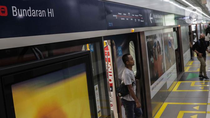 Penumpang keluar dari kereta Mass Rapid Transit (MRT) di Stasiun Bundaran HI, Jakarta, Senin (17/2/2020). Menteri Perhubungan Budi Karya Sumadi mengatakan bahwa hanya 35 persen penduduk Jakarta yang intensif menggunakan transportasi umum. (Liputan6.com/Faizal Fanani)