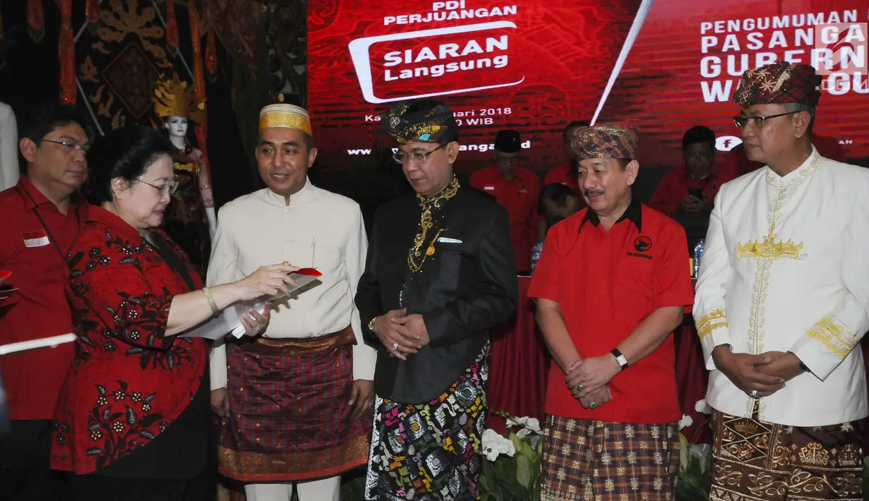 Ketua Umum DPP PDIP, Megawati Sukarnoputri (kedua kiri) menyerahkan surat rekomendasi kepada pasangan Cagub dan Cawagub NTB di Jakarta, Kamis (4/1). PDIP secara resmi mengumumkan empat pasang cagub dan cawagub. (Liputan6.com/Helmi Fithriansyah)