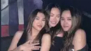 Alyssa Daguise tampil mengenakan long dress lengan panjang warna hitam. Rambutnya dibiarkan terurai dan makeup bernuansa coklatnya. [@shakillaastari]