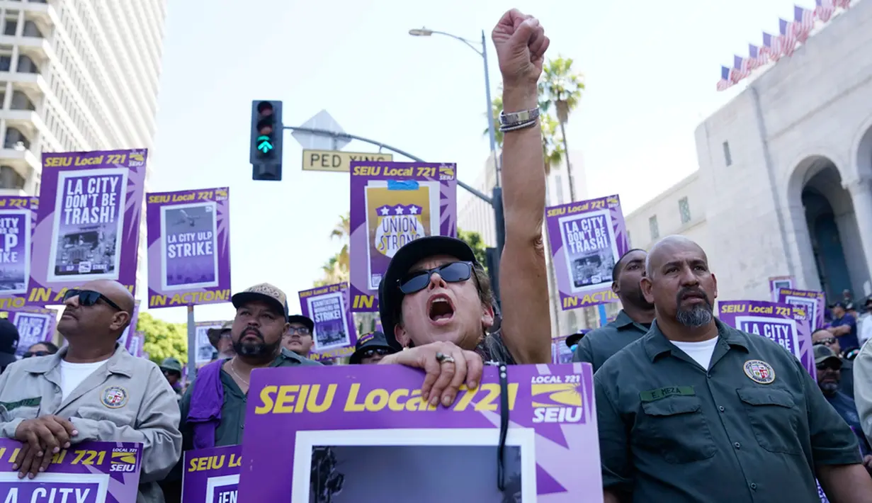 Dilansir dari Washington Post, aksi ini dinaungi salah satunya SEIU Local 172, sebuah serikat pekerja yang mewakili lebih dari 98.000 pekerja di kota dan kabupaten di seluruh California Selatan. (AP Photo/Ryan Sun)