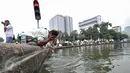 Seorang  demonstran memanfaatkan air kolam Bundaran Patung Kuda untuk wudhu salat Jumat, Jakarta, Jumat (4/11). Sebagian massa demonstan gelar salat Jumat di area Bundaran Patung Kuda. (Liputan6.com/Yoppy Renato)