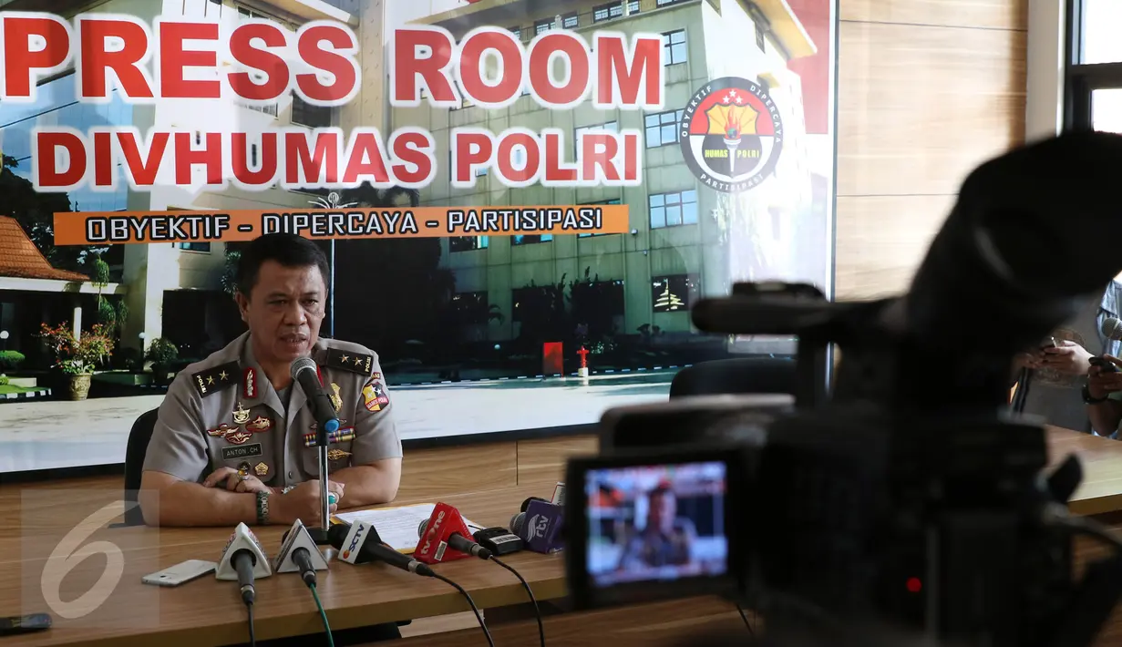 Kadiv Humas Mabes Polri Irjen Pol Anton Charliyan memberikan keterangan pers, Jakarta, Jumat (4/9/2015). 71 pejabat Polri termasuk Kabareskrim Komjen Budi Waseso dan Kepala BNN Komjen Anang Iskandar mengalami mutasi jabatan.(Liputan6.com/Herman Zakharia)